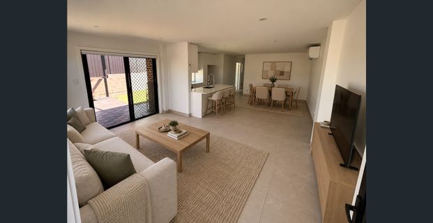 NEAR NEW SPACIOUS 3 BEDROOM GRANNY FLAT! - Photo 1
