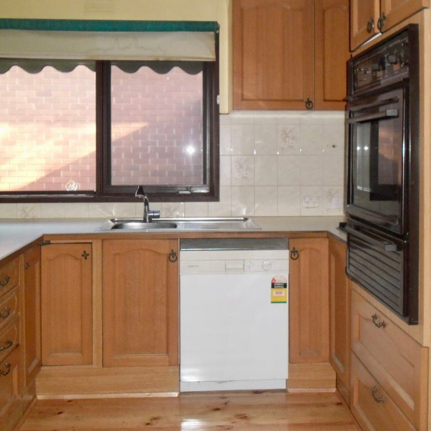 COMFORTABLE FAMILY HOME IN MOUNT WAVERLEY - Photo 1