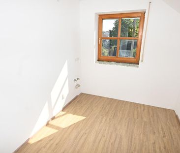 Helle 3,5-Zi.-Dachgeschoss-Wohnung mit Garagenstellplatz in Neumark... - Photo 3