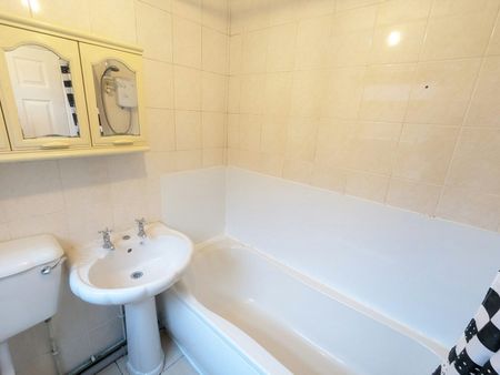 Terraced House to rent on - Photo 5