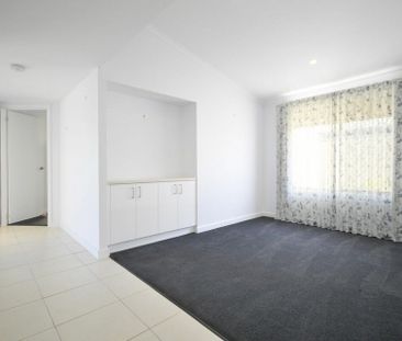Spacious Family Living in a Convenient Elanora Location - Photo 2