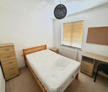 4 bedroom end of terrace house to rent - Photo 3