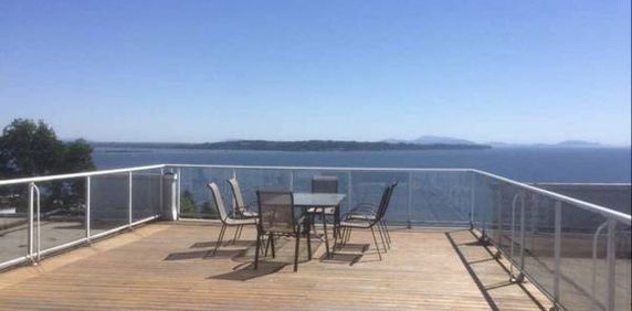 White Rock Stunning Ocean View One Bedroom Corner Unit Apartment - Photo 2