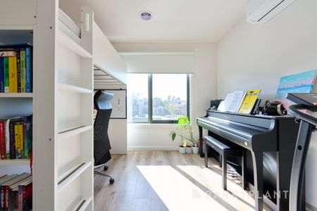 THREE BEDROOM TOWNHOUSE - Photo 4