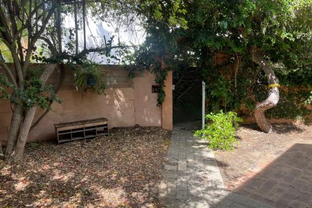 3-bedroom, 2-bathroom townhouse - Photo 2