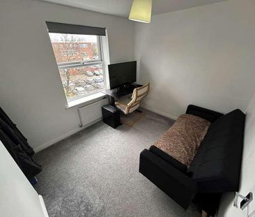 Brett Young Close, Halesowen, B63 - Photo 3