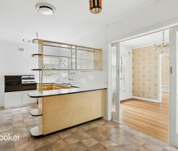 Superb Linear Park Living � Large Family Home in Prime Lockleys Loc... - Photo 5