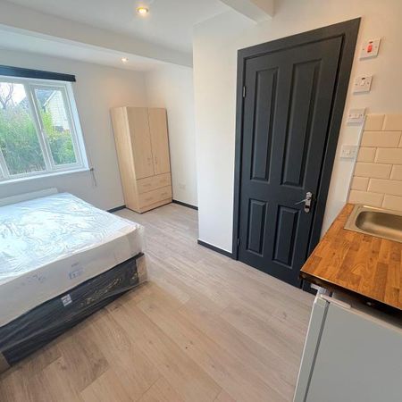 Raymond Crescent , Guildford, GU2 - Photo 4