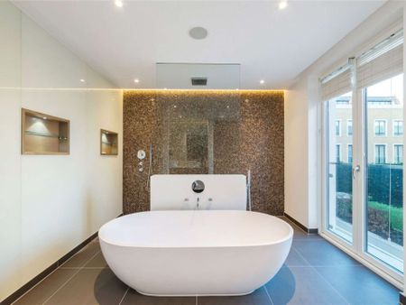 A four bedroom townhouse within London Square Fulham, Fulham's first garden square development, with accommodation arranged over 5 floors. - Photo 4
