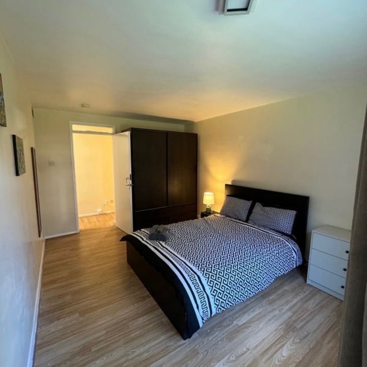 Room in a Shared Flat, The Homestead, N11 - Photo 1