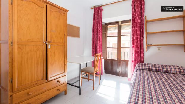 Room in a shared 12-bedroom apartment for rent in Centro-Sagrario, perfect for women - Foto 1