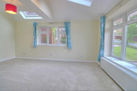 4 bedroom detached house to rent - Photo 3