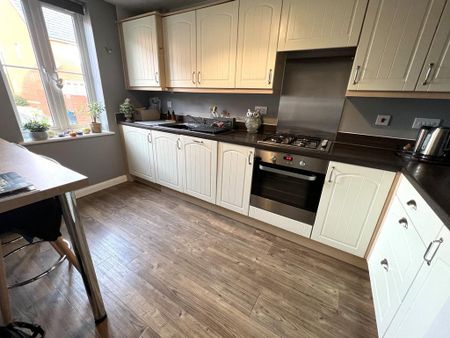 3 bedroom end of terrace house to rent - Photo 2