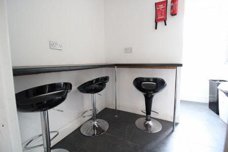 4 bedroom semi-detached house to rent - Photo 3