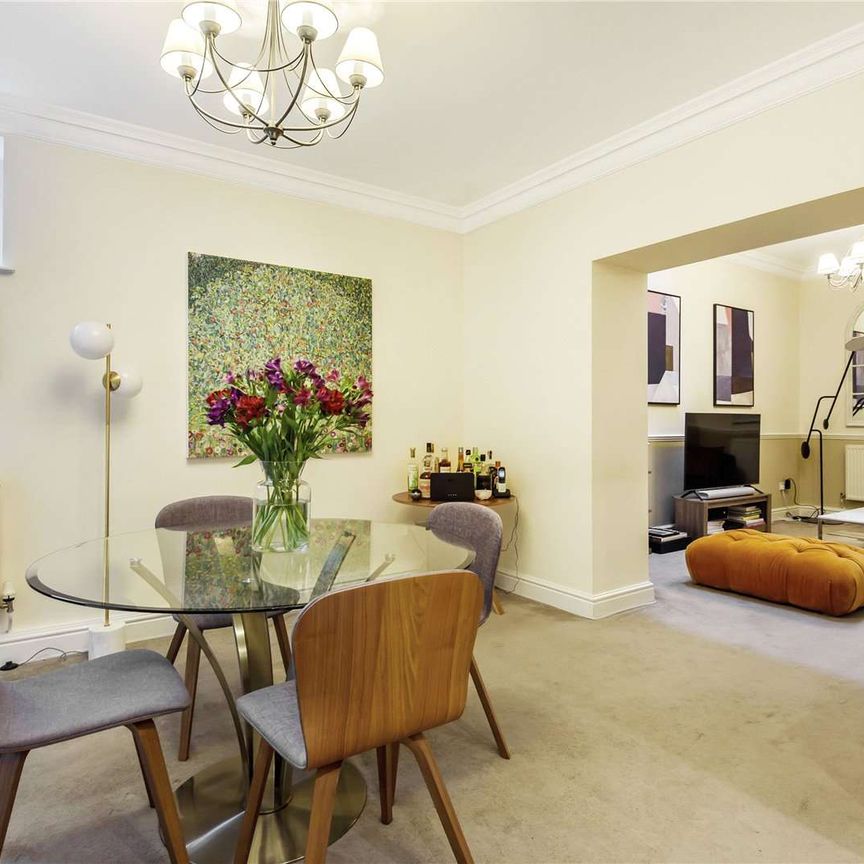 A charming three bedroom home in the heart of Sunningdale. - Photo 1