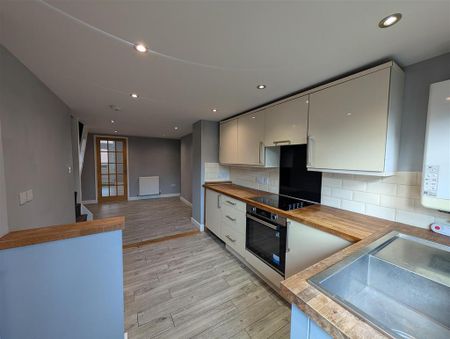 2 bedroom terraced house to rent - Photo 4