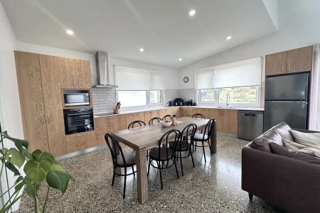 3 bedroom, 2 bathroom house available on a 16 week winter lease. - Photo 3