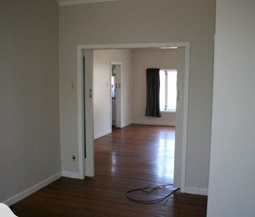 Charming 2 Bed Avondale Retreat with Garden - Photo 4