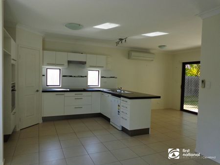 LARGE FAMILY HOME IN SOUGHT AFTER SUBURB OF THORNLANDS - Photo 4