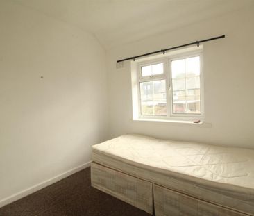 3 Bedroom House - Mid Terrace To Let - Photo 4