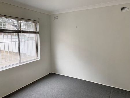 Spacious Two Bedroom Apartment In Quiet Street - Photo 3