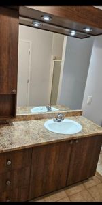 Beau grand 4 1/2 rue Gatien, près galeries 1er dec - Photo 4