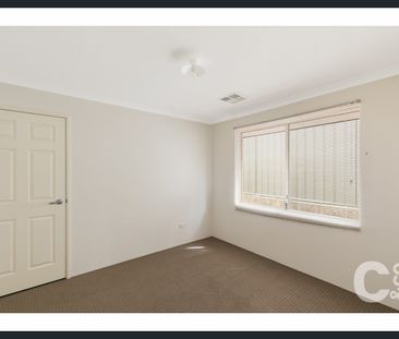 5 Bedroom 2 Bathroom Family Home with AC & Solar Panels! - Photo 6