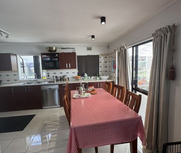Looking for a home with great street appeal? - Photo 6