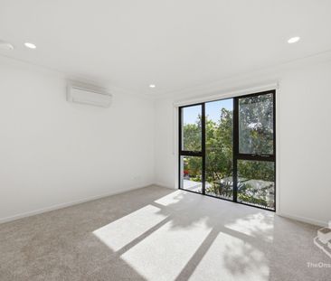 Opposite Park - 3 Bedrooms + Study - Photo 2