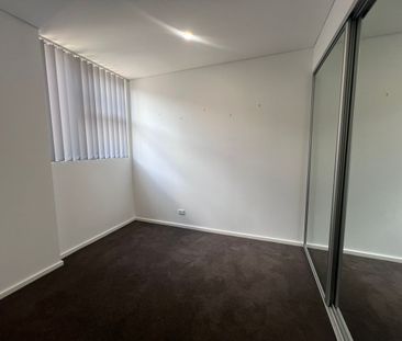 Modern Executive Apartment - Only 100m from the CBD! - Photo 3