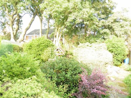 2 bedroom semi-detached bungalow to rent - Photo 4