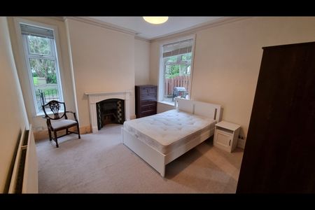 Room in a Shared House, Bury Old Road, M25 - Photo 3