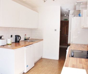 Room in a Shared Flat, Frensham Drive, SW15 - Photo 2