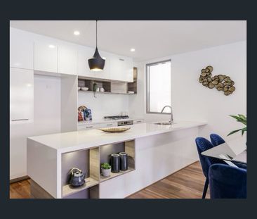 ✨ Modern Inner-City Living with Style & Convenience — Move in 9 Jan... - Photo 4