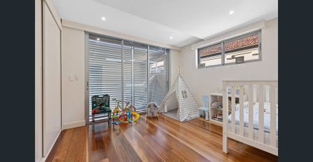 Executive Living Moments to the Harbour - Photo 3