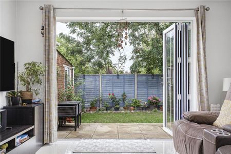 4 bedroom detached house to rent - Photo 2