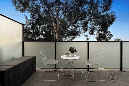 STUNNING TWO BEDROOM TWO STORY TOWNHOUSE IN CENTRAL LOCATION TO BAY STREET. - Photo 4