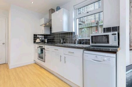 2 Bed Flat, Elspeth Road, SW11 - Photo 4
