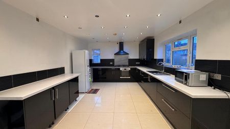 4 bedroom terraced house to rent - Photo 5