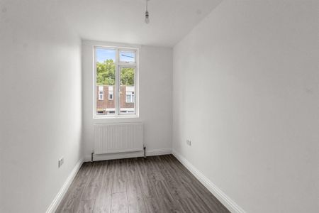 4 bedroom terraced house to rent - Photo 5