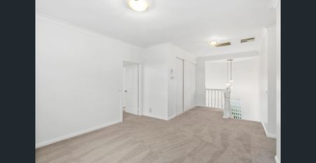 Lovely & Spacious Townhouse - Photo 2