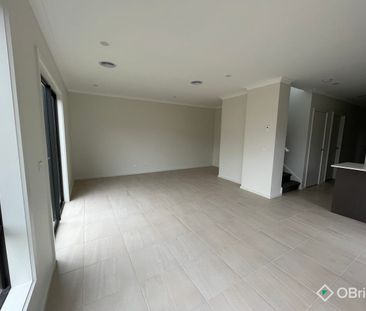 4-Bedroom Light-Filled Townhouse for Rent - Photo 1