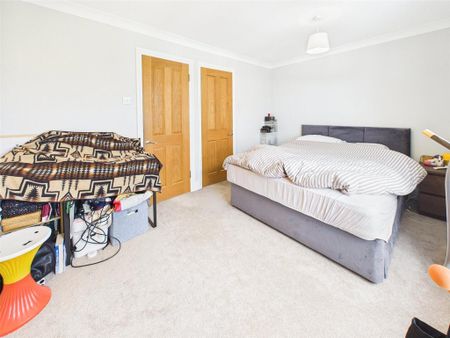 4 bedroom end of terrace house to rent - Photo 5