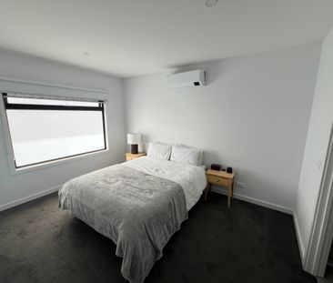 MODERN THREE BEDROOM TOWNHOUSE - Photo 5