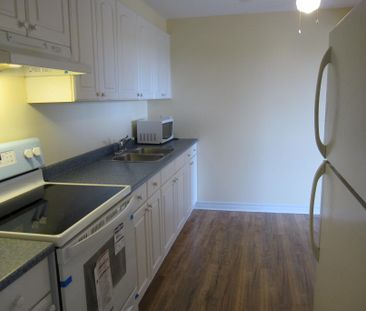 For Lease - 898 Elmsmere Road Unit# 12, Beacon Hill North - South a... - Photo 2