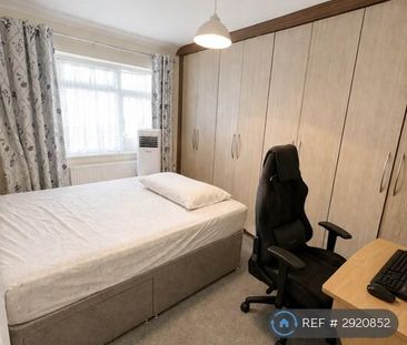 4 bedroom semi-detached house to rent - Photo 2