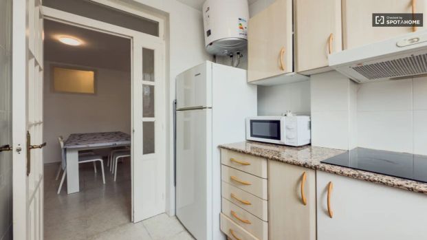 Room in a shared 2-bedroom apartment for rent in Hostafrancs, only postgraduate students - Photo 1
