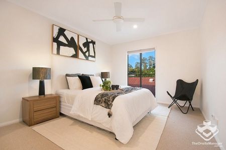 Spacious 3 Bedrooms Townhouse with Modern Comforts - Photo 3