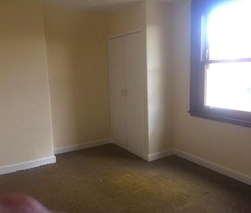 3 bedroom end of terrace house to rent - Photo 2