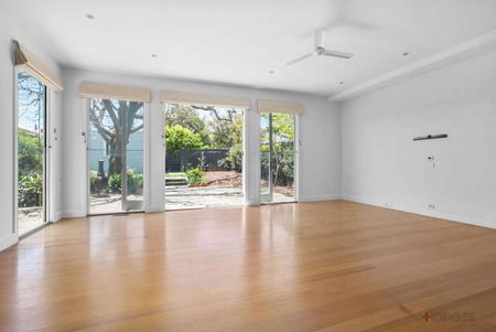 HOME BY THE BAY | QUAINT AND COSY - Photo 2